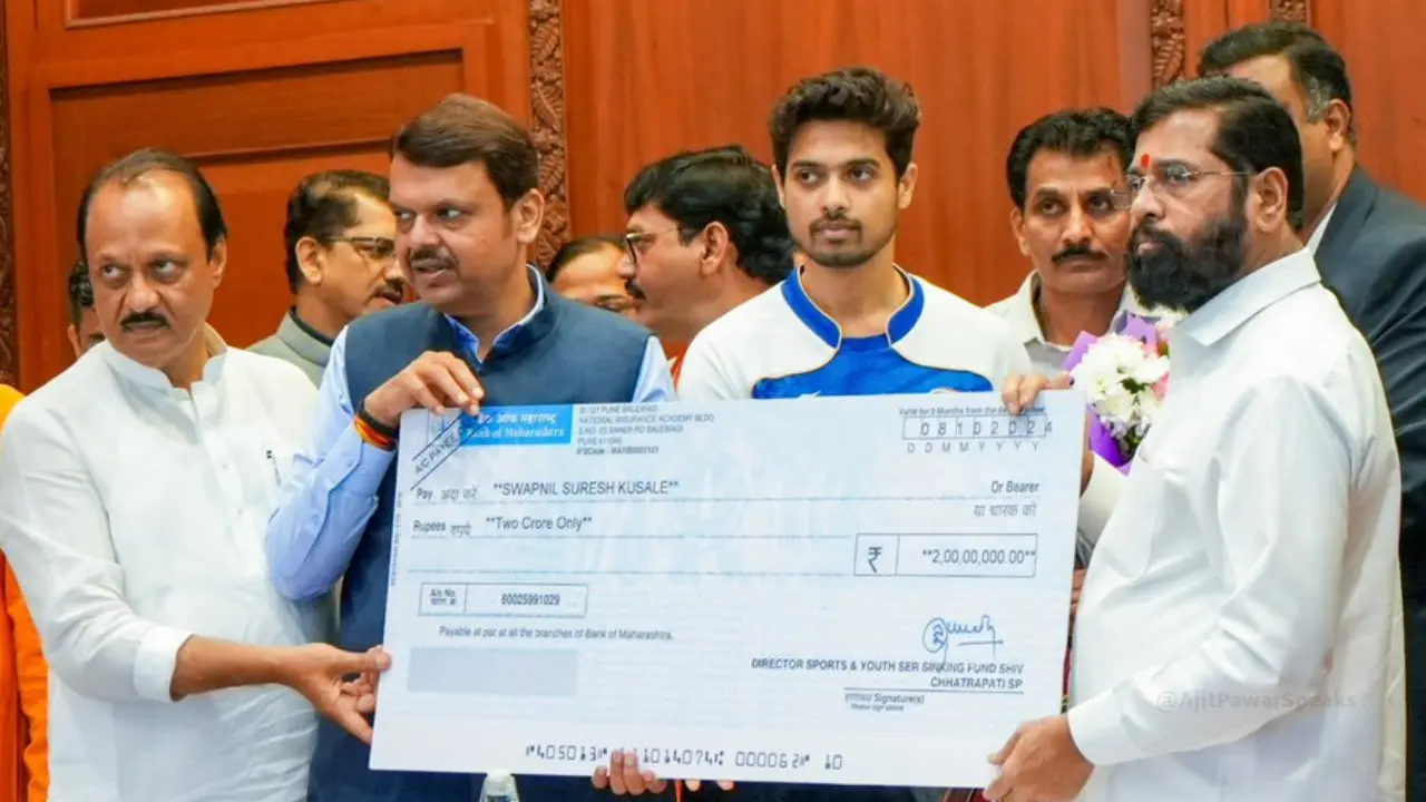 ऑलिम्पिक पदक विजेत्या स्वप्नील कुसळे आणि सचिन खिलारीला महाराष्ट्र सरकारकडून सन्मान